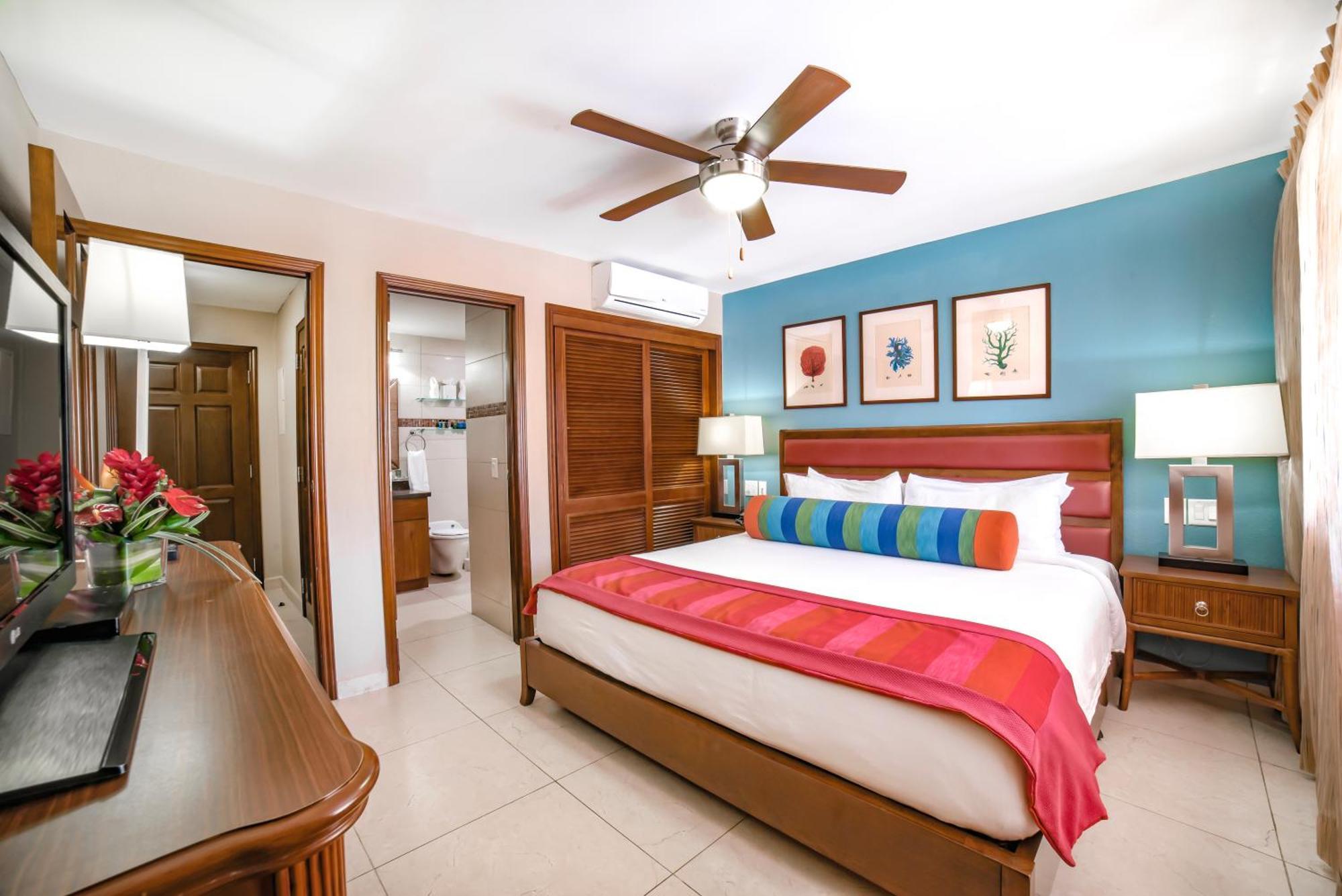 Deluxe One-Bedroom Suite Ocean Front Fully Equipped Kitchen